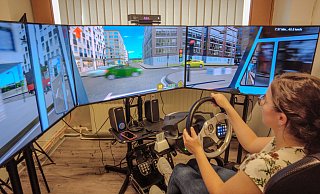 NW-Redakteurin Shannon-Lee Bendig hat eine Fahrt im "Blaulicht-Simulator" getestet. Dabei gab es einige brenzlige Situationen. - Jochen Harder / Fahrschule "Selbstlenker"