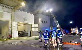 Bei einem Holz und Kunststoff verarbeitenden Betrieb im Bürener Gewerbegebiet West kommt es am es Dienstmorgen zu einem Brand in einem Spänebunker. - Ralph Meyer