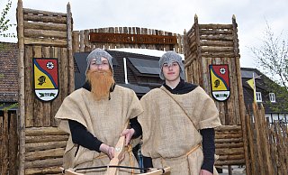 Willkommen in Lütmarsen: Die Türmchen im Hintergrund und die Darsteller im Vordergrund schaffen eine stimmige Atmosphäre. - Thomas Kube