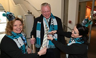 Die Krawatte muss ab. Simone Kube (links) und Diana Freytag erobern mit der Schere den Höxteraner Bürgermeister Daniel Hartmann. - Thomas Kube