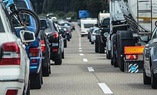 Auf der A2 bei Bad Oeynhausen sorgte ein querstehender Anhänger für einen kilometerlangen Stau. - Pixabay/Symbolbild
