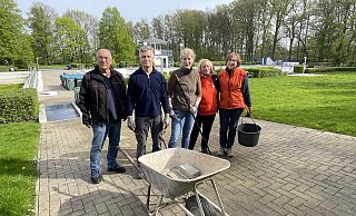 Insgesamt rund 40 Helfer starteten jetzt damit, das Freibad in Elverdissen auf Vordermann zu bringen. V.l.: Werner Zurheide, Stefan und Andrea Lambrach, Karin Fleer und Elke Busch. - Natalie Gottwald