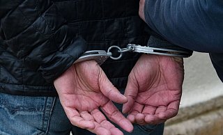 Kaum sahen die Beamten die lange Liste der Haftbefehle, klickten die Handschellen. - Symbolfoto: picture alliance / abaca