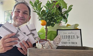 Giacomo Pizzo aus Werther mit einigen Briefen und Präsenten seiner Schüler, die er zum Abschied bekommen hat. - Privat