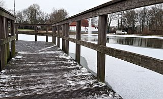 Vor allem bei Frost ist der Steg sehr rutschig. Ein Kleinkind könnte durchaus durch die untere Lücke flutschen. - Meiko Haselhorst