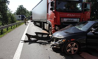 Der Lkw hatte noch versucht, die Kollision zu vermeiden, schob den BMW dann doch mehr als 50 Meter vor sich her. - Dieter Scholz