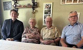Bürgermeister Nicolas Aisch, Ehepaar Brenke und Ortsvorsteher Hubertus Becker. - Stadt Borgentreich