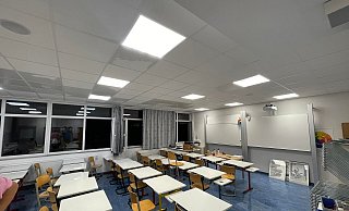 Das Wasser tropft nach dem Starkregen von der Decke in den Klassenraum. Teilweise sind die Räume im Höxteraner Gymnasium nicht nutzbar. Foto: Daniel Hartmann - Daniel Hartmann