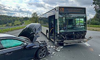 Beim Zusammenstoß eines abbiegenden Linienbusses mit einem Audi S3 wurde die Audi-Fahrerin schwer verletzt. - Ralph Meyer