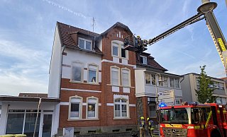 Eine Nebelmaschine sorgt für den zum Wohnungsbrandszenario passenden Rauch im Wohnhaus an der Bielefelder Straße in Bad Lippspringe. - Marc Schröder