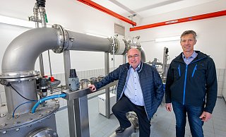 Der Technische Leiter Michael Bernemann (l.) und Wassermeister Andreas Benstein zeigen die Technik in einem Brunnengebäude der Wasserwerke. - Niklas Tüns (Archivbild)