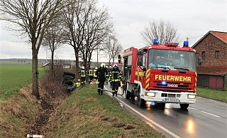 Erheblich beschädigt: Der Opel blieb im Straßengraben stecken. - Polizei Höxter