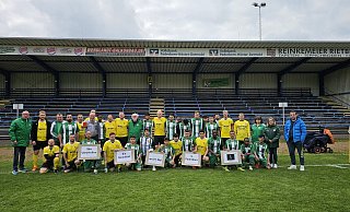 Beim Spiel des SC Aleviten Paderborn gegen TuS Sennelager III setzen Spieler und Betreuer ein Zeichen. - SC Aleviten