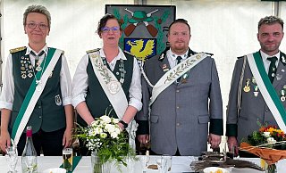 Melanie Chiomento konnte sich von Prinzgemahl Stefan Warnecke und den frischgebackenen Adjudanten Dennis Jablonowski und Conny Martens feiern lassen. - Privat