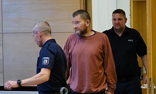 Der Angeklagte soll eine Hauptarterie und eine Vene verletzt sowie den Nerv im Arm des Opfers voll durchtrennt haben. - Andreas Zobe