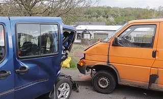 Der VW Transporter fuhr auf den am Fahrbahnrand geparkten Fiat auf. - Polizei