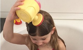 Bei den Wassergewöhnungsübungen sollen bereits einige wichtige Schwimm- und Atmungstechniken zu Hause trainiert werden. - DLRG Bad Lippspringe