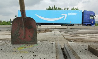 Bis auf den nackten Beton: Arbeiter haben den nagelneuen Asphalt von der Weserflutbrücke gefräst. Ein Gutachter hatte Mängel entdeckt. - Ulf Hanke