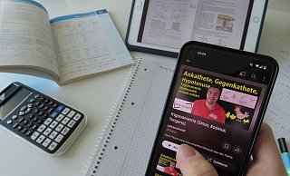 Bei Schülerinnen und Schülern ist das Handy ein beliebter Lernhelfer. Kurze Videos erklären Schritt für Schritte die Lösung von Mathe-Aufgaben. - Markus Freckmann