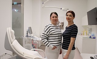 Die Frauenarztpraxis Gyn-Concept hat Räume am Augustinerplatz bezogen. Ein modern und hell eingerichtetes Untersuchungszimmer zeigen Praxismanagerin Alice Witte (l.) und die medizinische Fachangestellte Patrycja Krawczyk. - Susanne Blersch Die Frauenarztpraxis Gyn-Concept hat Räume am Augustinerplatz bezogen. Ein modern und hell eingerichtetes Untersuchungszimmer zeigen Praxismanagerin Alice Witte (l.) und die medizinische Fachangestellte Patrycja Krawczyk. - Susanne Blersch