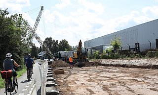Die Arbeiten im zweiten Abschnitt zum Ausbau des Weserradweges haben begonnen. Ab Montag wird der Weg für Radler gesperrt. Im Hindergrund einer der beiden historischen Derrick-Kräne. - Jörg Stuke
