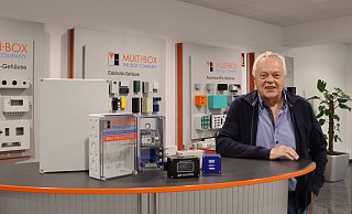 Rund 2.500 verschiedene Produktarten produzieren die Mitarbeiter von Multi-Box im Jahr. Geschäftsführer Herbert Johanning präsentiert hier einige davon. - Shannon-Lee Bendig