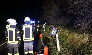 Der Wagen liegt im Straßengraben. Die Feuerwehr hat sich um die Insassen gekümmert. - Claus Frickemeier
