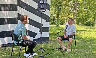 Im Quartier der deutschen Mannschaft interviewt Lennert Brinkhoff Nationalspieler Toni Kroos. - WDR