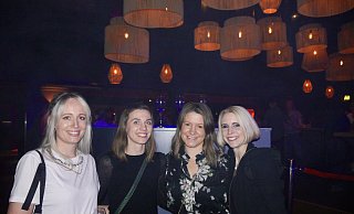 Endlich mal wieder feiern: Darüber freuen sich die Freundinnen Sarah (v. l.), Kathrin, Isabell und Katharina. - Jule Barmwater