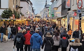 Den verkaufsoffenen Sonntag nutzten viele für einen Bummel durch die Westernstraße. - Viktoria Bartsch