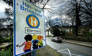 Mütter und Vater sollen (wie hier in Gütersloh) durch den Erlass dazu bewegt werden, ihr Elterntaxi am besten gleich ganz stehen zu lassen. - Andreas Frücht