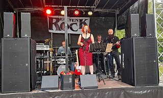 Musik gab's auch: Auf der Bühne sorgt am Freitagabend die Hamelner Band Faltenrock für musikalische Unterhaltung. - Gabriele Freimuth