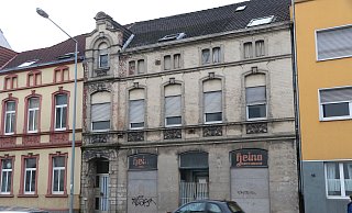 Das Haus Neuhäuser Straße 41 ist eines der bekanntesten Gebäude in Paderborn, da es aus der Zeit gefallen scheint. - Holger Kosbab