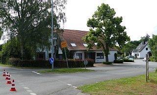 Mit rot-weißen Pelonen hatte die Polizei die Unfallstelle am Bruchweg weiträumig abgesperrt. - Klaus Frensing