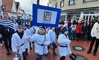 Der Kinderzug in Steinheim ist der erste an diesem Rosenmontag im Kreis Höxter. Circa 300 Teilnehmerinnen und Teilnehmer sind dabei. - David Schellenberg