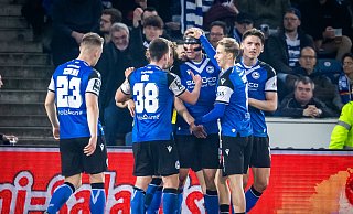 Die Mitspieler beglückwünschen Fabian Klos zum 2:0-Treffer. - Sarah Jonek Fotografie