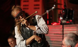 Der Schweizer Musiker Simon Huggler ist die Stimmungskanone der Show. Im zweiten Teil von "Changes" entdeckt er im Publikum stimmliche Talente. - Elke Niedringhaus-Haasper