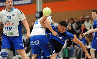 Mit aller Macht stemmt sich Jöllenbecks Michel Steffen dem Isselhorster Kevin Thormann (am Ball) entgegen. - Markus Nieländer