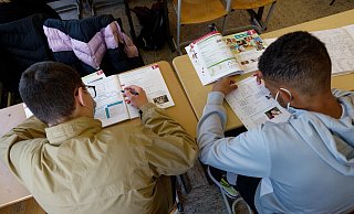 Ein aus der Ukraine geflohener Schüler (l.) arbeitet in einer Schule in Bergisch Gladbach in einer Deutsch-Fördergruppe. - Henning Kaiser
