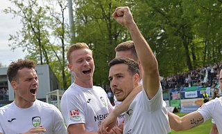 Janik Steringer und Marcel Lücke feiern Torschütze Nico Buckmaier (v.l.), der im wichtigen Liga-Spiel gegen Lotte getroffen hatte. - Jens Dünhölter