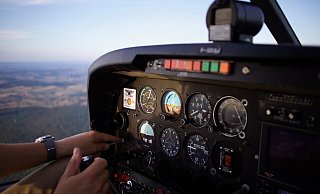 Ein Pilot aus Herford ist am vergangenen Montag bei einer Bruchlandung bei Ganderkesee schwer verletzt worden. - Symbolbild: PixabayTistou_Malta