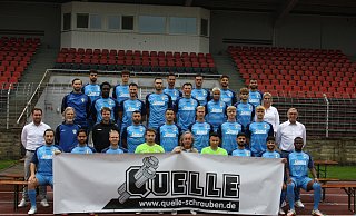 Nehmen die Herausforderung an: Oguz Peker (1. Reihe v. l.), Rostam Avdal, Calvin König, Nino vom Hofe, Frank Schmidt (Geschäftsführer Quelle Schrauben ) Sebastian Apelt, Evren Turan, Akhin Kader, Sekouba Cissoko; Geschäftsführer Julien Mädler (2. Reihe v. l.), Physiotherapeut Detlef Nakoinz, Trainer und Sportlicher Leiter Tim Daseking, Denis Kina, Mourad El Hamdaoui, Nico Bartling, Erik Esko, Artur Esko, Bruno Obens (2. Vorsitzender der Fußball-Abteilung); Torwarttrainer Gotse Traykovski (3. Reihe v. l.), David Mabubu, Axel Konitzko, Stergios Dodonsakis, Nino Wemhöner, Berat Gültekin, Batuhan Irmak, Teammanagerin und Abteilungs-Vorsitzende Milena Scherf; Ilyas Jalil (4. Reihe v. l.), Marsel Komorani, Florent Berisha, Arian Berisha, Deljar Omar und Robin Simsek sowie die fehlenden Orkun Tosun, Pascal Röber, Alexander Schnittcher und Co-Trainer Mario Bertram wollen dafür sorgen, dass der SC Herford nach zwei Abstiegen in Folge wieder bessere sportliche Zeiten erlebt. - Thomas Vogelsang