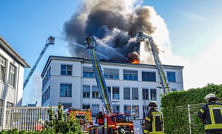 In Schildesche steht das Verlagsgebäude des Westfalen-Blattes in Flammen. - Paul Brinkmann