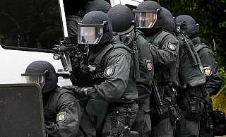 SEK-Beamte haben im Kreis Herford Eingangstüren aufgesprengt. - Symbolbild: Patrick Menzel