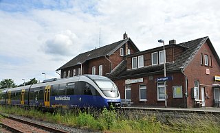 Tagsüber hält hier der Haller Willem. In der Nacht zu Montag eilten plötzlich Mordermittler zum Tatort am Bahnhof Steinhagen. - Frank Jasper