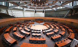 Wegen andauernder Krisen mit unwägbaren wirtschaftlichen Folgen hat die schwarz-grüne Landesregierung nur einen vorläufigen Haushaltsentwurf vorgelegt. - Federico Gambarini