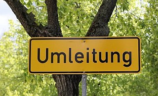 Weil ein Bahnübergang gesperrt ist, muss der Verkehr umgeleitet werden. - Symbolfoto: Pixabay