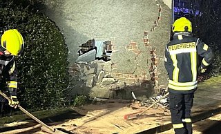 Die Feuerwehr streute den Kraftstoff vor der kaputten Hauswand ab. - Feuerwehr Kirchlengern