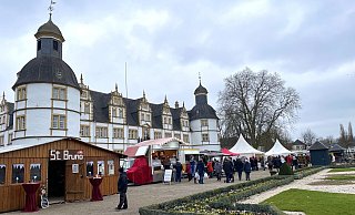 Der traditionelle Weihnachtsmarkt in Schloß Neuhaus findet vor malerischer Kulisse statt. - Lea Sasse