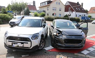 Bei dem Verkehrsunfall im Kreuzungsbereich Ahmser Str./Kirschengarten/Gaußstraße wurde ein 21-Jähriger verletzt. - Claus Frickemeier